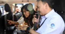 Menteri Komunikasi dan Digital Meutya Hafid saat mengunjungi Balmon Spektrum Frekuensi Radio Makassar di Gowa, Sulawesi Selatan, Senin (16/06/2025) mengatakan Balmon berperan penting dalam menjaga kestabilan komunikasi, terutama saat masa kritis seperti mudik Lebaran. Foto: Dok Kemkomdigi