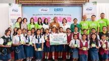 Foto Bersama Perwakilan Penerima Donasi pembalut Hers Protex, Remaja Putri Ruteng, NTT.