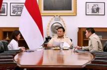 Menteri Komunikasi dan Digital Meutya Hafid bersama Presiden RI Prabowo Subianto didampingi Sekretaris Kabinet Teeddy Indra Wijaya. Di sela lawatannya di Rusia mendampingi Presiden Prabowo Subianto, Kamis (19/6/2025) Meutya mengatakan data center adalah bagian dari tulang punggung transformasi digital Indonesia. Foto: Dok Kemkomdigi 
