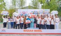 Seremoni penyerahan hadiah Mobil Pertama dari Program Kejutan Tutup Botol Berhadiah Miliaran Rupiah Aquviva.
