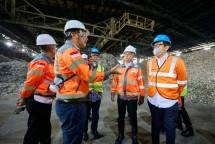 Wakil Menteri Perindustrian, Faisol Riza (kanan) didampingi Direktur Utama SIG, Indrieffouny Indra (kedua kanan) mengunjungi green zone yang merupakan fasilitas pengelolaan limbah terbesar se-Asia Tenggara di area Pabrik Narogong, Jawa Barat, pada Senin (23/6/2025).