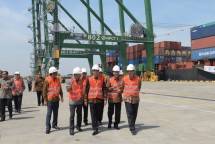 Presiden Jokowi dan Menko Maritim Luhut Binsar Panjaitan tinjau pelabuhan peti kemas (Foto Setkab)