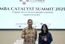 Wakil Direktur Utama Telkom Muhammad Awaluddin bersama Putu Gita Marsya Wijaya selaku Chapter Lead Digistar Club UGM dalam acara MBA Catalyst Summit 2025.