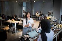 Pelanggan membayar tagihan minuman kopi dengan BRImo