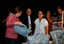 Caption: Wamen Ekraf Hadiri Pameran Karya 3 Generasi Batik Oey Soe Tjoen, Harap Batik Jaga Keteguhan Hati Demi Rawat Warisan Seni, Jakarta, Jumat (25/07/2025).