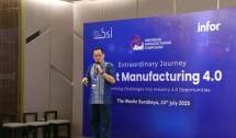 Bapak Yundi Tenggono saat memberikan sambutan, dengan latar belakang layar LED yang menampilkan tema acara. Tujuan: Menampilkan momen pembukaan resmi dan figur kunci dari penyelenggara.