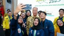 Menperin Agus Gumiwang Kartasasmita saat berfoto bersama sejumlah Mahasiswa