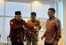 KH Maruf Amin, mengenakan jaket Paramadina oleh Prof. Didik Junaidi Rachbini, M.Sc., Ph.D