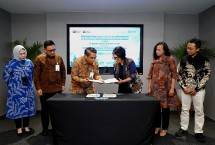 Direktur Sales & Distribution BSI Anton Sukarna (kiri ketiga) dan Sekretaris Jenderal Kemendikdasmen Suharti (kakan ketiga) saat menandatangani nota kesepahaman tentang Sinergi Tugas Bidang Literasi didampingi oleh SEVP Funding & Transaction BSI Ida Triana Widowati (kiri pertama), Direktur* Retail Banking BSI Kemas Erwan Husainy (kiri kedua), Kepala Biro Perencanaan dan Kerjasama Kemendikdasmen Vivi Andriani (kanan kedua), dan Alt. Kepala Biro Umum dan Pengadaan Barang Dan Jasa Kemendikdasmen Herdiana 