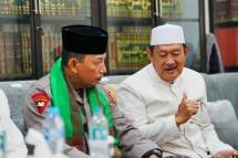 Kapolri Jenderal Listyo Sigit Prabowo melakukan silaturahmi ke Pondok Pesantren Langitan, Tuban, Jawa Timur, dan bertemu langsung dengan pimpinan Ponpes, KH Ubaidillah Faqih atau yang akrab disapa Gus Ubed.