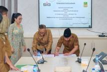 Direktur Utama SIG, Indrieffouny Indra (tengah) dan Bupati Bekasi, Ade Kuswara Kunang (kanan) menandatangani Kesepakatan Bersama tentang Peningkatan dan Pengembangan Kualitas Pembangunan di Kabupaten Bekasi, disaksikan oleh Ketua Dewan Penasihat Bupati Bekasi sekaligus Anggota Komisi VI DPR RI, Rieke Diah Pitaloka di Kantor Bupati Bekasi pada Senin (25/8/2025).