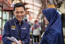 Karyawan Bank Mandiri menjelaskan produk keuangan ke Nasabah