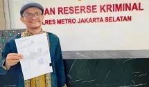 Direktur Utama PT Cheria Halal Wisata, Suryandaru menunjukkan bukti laporan polisi terhadap dua pendiri Cheria Holiday.