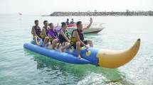 Sejumlah diplomat dunia saat menjajal banana boat di Tanjung Lesung