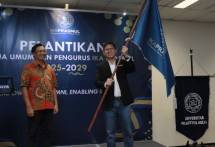 Kiri-kanan: Ketua Umum IKA PRASMUL periode 2020-2025, Maspiyono, bersama Ketua Umum IKA PRASMUL periode 2025-2029, Edy Sutrisman, saat prosesi penyerahan jabatan Ketua Umum IKA PRASMUL di Activity Hall Gedung 2, Kampus Prasetiya Mulya Cilandak pada Jumat, 12 September 2025.