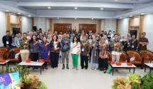 Foto bersama narasumber dan peserta dalam acara Merck Young Scientist Roadshow 2025&nbsp;di&nbsp;Yogyakarta.