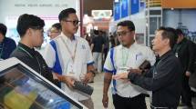 Jimmy Purnama, Country Business Head Indonesia, General Manufacturing and Maintenance, Adhesive Technologies Henkel (kanan), menjelaskan solusi perekat inovatif Loctite kepada pengunjung saat berada di booth pameran