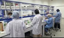 Keterangan Foto: Para Peneliti Melakukan Uji Coba di Fasilitas Daewoong Drug Delivery System Research Institute ITB di Bandung.