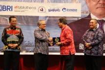 Ketua Umum IPI, T. Syamsul Bahri, berikan plakat kepada Kepala Perpusnas di acara Kongres XVI IPI dan Seminar Ilmiah Nasional 2025 yang digelar di Batam, Kepulauan Riau, Rabu (17/9/2025).