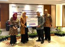 Direktur Utama Bank Muamalat Imam Teguh Saptono (kedua kanan) menyerahkan mock up produk Sharia Restricted Investment Account (SRIA) sosial pertama di Indonesia kepada Direktur Utama RS Roemani Muhammadiyah Sri Mulyani (kedua kiri) disaksikan Anggota Badan Pelaksana Badan Pengelola Keuangan Haji (BPKH) Sulistyowati (kiri) dan Direktur Eksekutif Baitulmaal Muamalat (BMM) Tegar Sangga Barkah (kanan) dalam rangkaian Synergy Roadshow 2025 di Semarang, Jawa Tengah, Kamis (18/9/2025). 