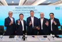 (kiri-kanan). Paparan dilakukan oleh Direktur Utama BSI Anggoro Eko Cahyo (tengah), Direktur Risk Management Grandhis H.Harumansyah (paling kiri), Wakil Direktur Utama Bob T.Ananta (dua dari kiri), Direktur Finance & Strategy Ade Cahyo Nugroho (empat dari kiri), Direktur Sales & Distribution Anton Sukarna (paling kanan) di Kantor Pusat BSI (22/9).