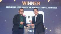 Corporate Legal and Corporate Secretary Division Head Kideco, M. Salman Al Faris, (Kiri) menerima penghargaan In-House Counsel Summit and Awards 2025 (IHCSA) untuk sektor industri tambang