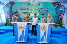 Kapolri Jenderal Listyo Sigit Prabowo saat melakukan penandatanganan Prasasti SPPG & SPKT Jajaran Polda Jateng