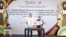 Dirjen IKMA Kemenperin Renk Yanita bersama Direktur Operasional PT Arwana Citramulia Tbk, Edy Suyanto