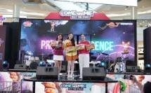 Foto Bersama Katria Arintya Anindyantari, Head of Marketing Noodle Category WINGS Group Indonesia, bersama Anneth Delliecia, Brand Ambassador Mie Sedaap Cup Singapore Spicy Laksa di acara &ldquo;Come See Mie &ndash; Meet The Stars&rdquo; di Jakarta.