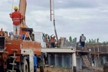  Proses pengecoran pile head atau kepala tiang beton untuk pondasi yang dibuat dengan produk SIG sebagai penahan konstruksi jalan Tol Serang Panimbang.