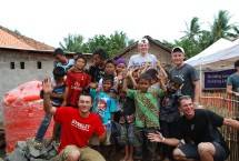 Para relawan Habitat for Humanity Indonesia berfoto bersama anak-anak penerima manfaat di Mauk, Tangerang (2014), menandai komitmen HFHI dalam menghadirkan rumah layak dan harapan bagi keluarga berpenghasilan rendah sejak lebih dari satu dekade lalu. 