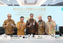 (kiri-kanan). Penyampaian kinerja Triwulan III BSI disampaikan oleh Direktur Utama BSI Anggoro Eko Cahyo (tengah), Direktur Risk Management Grandhis H.Harumansyah (paling kiri), Wakil Direktur Utama Bob T.Ananta (dua dari kiri), Direktur Finance & Strategy Ade Cahyo Nugroho (empat dari kiri), Direktur Sales & Distribution Anton Sukarna (paling kanan) di Kantor Pusat BSI (29/10).
