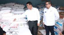 Senyum Petani Pecah! Mentan Amran dan KSP Qodari Sidak, Harga Pupuk Benar Turun Drastis