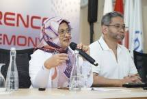 Direktur Utama Telkom Indonesia Dian Siswarini saat memberikan paparan pada sesi Press Conference Topping Off Ceremony &ldquo;Powering AI Connectivity: Batam Digital Hub&rdquo; di kawasan industri Kabil, Batam, pada Kamis, (30/10).