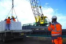 Proses bongkar muat produk zak Semen Gresik untuk siap diangkut ke truk distribusi semen di Dermaga Terminal Khusus (Tersus) SIG di Kabupaten Tuban, Jawa Timur.