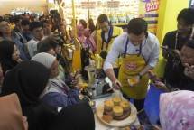 Chef&nbsp;Jerry&nbsp;Andrean - Juara MasterChef Indonesia Season 7 memperkenalkan Mango Coconut Panna Cotta Juara menggunakan produk Dairy Champ yang terkenal creamy, seimbang, dan stabil kualitasnya.