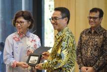 Pemberian Cinderamata oleh Rektor Universitas Gadjah Mada Prof. dr. Ova Emilia, M.Med.Ed., Sp.OG(K)., Ph.D., kepada Direktur IT Digital Telkom Faizal Rochmad Djoemadi disaksikan oleh Wakil Menteri Komunikasi dan Digital Indonesia Nezar Patria.