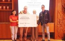 Simbolis penyerahan donasi The Starbucks Foundation melalui Save the Children untuk membantu pemulihan sarana pendidikan yang terdampak banjir besar di Bali. 