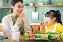 Ilustrasi ibu dan anak memakan biskuit