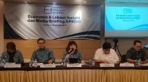 Ketua Apindo Shinta W. Kamdani (tengah) bersama jajaran pengurus Apindo saat Media Brefing bersama Apindo