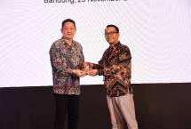 VP Global Strategic Partnership & Synergy Arfianto Ramadhian (kanan) saat memberikan cinderamata kepada Director Fortinet Indonesia Edwin Lim (kiri) pada acara seremoni penandatanganan MoU antara Telkom dan Fortinet di Bandung, pada Selasa (25/11).