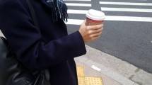 Ilustrasi Membawa Kopi saat di Perjalanan (Foto:english.yonhapnews.co.kr)