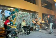 penampilan D&rsquo;Five, band internal Unifam di puncak perayana HUT Unifam ke-44