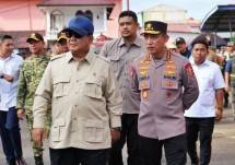 Kapolri Jenderal Listyo Sigit Prabowo mendampingi Presiden Prabowo Subianto meninjau langsung lokasi pengungsian korban banjir di Tapanuli Tengah, Sumatera Utara, Senin (1/12/2025). 