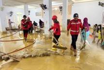 Tim Reaksi Cepat PT Semen Padang bersama warga membersihkan Masjid Istiqlal Binuang Pauh Limo, Kota Padang, yang terdampak banjir akibat luapan Sungai Batang Kuranji pada Kamis &ndash; Jumat (27 &ndash; 28/11/2025).