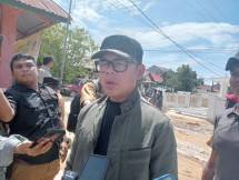 Pemerintah menegaskan pentingnya pendataan cepat dan akurat sebagai fondasi utama percepatan pemulihan pascabencana di Provinsi Sumatra Barat (Sumbar). Wakil Menteri Dalam Negeri (Wamendagri), Bima Arya Sugiarto, di Kota Padang, Selasa (2/12/2025), menyatakan bahwa pendataan kerusakan dan data kependudukan warga terdampak harus segera dirampungkan agar seluruh bantuan dapat disalurkan secara tepat sasaran. (Foto: Wahyu/KPM Kemkomdigi)