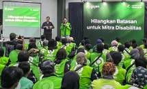 GoTo Bagikan Rompi Khusus untuk Mitra Driver Penyandang Tunarungu