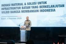  Wakil Direktur Utama SIG, Andriano Hosny Panangian memberikan opening speech pada acara seminar bertema &rdquo;Inovasi Material dan Solusi untuk Infrastruktur Batam yang Berkelanjutan Wujud Bangga Bangun Indonesia&rdquo; di Ballroom Hotel Harris Batam Center, Rabu (3/12/2025).