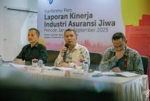 Ketua Dewan Pengurus AAJI Budi Tampubolon didampingi jajaran