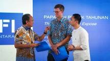 Dari ki-ka: Hadrianus Wahyu Trikusumo, Presiden Direktur PT DFI Retail Nusantara Tbk., Charlie Landale, Direktur Pelaksana IKEA Indonesia, dan Paulus Raharja, Direktur Keuangan PT DFI Retai Nusantara dalam Paparan Publik PT DFI Retai Nusantara Tbk di Tangerang Selatan